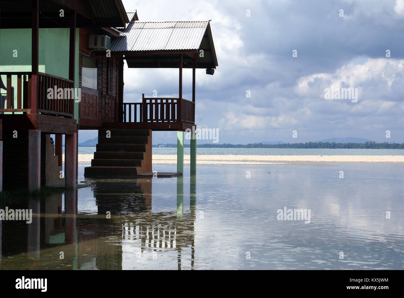 Case e acqua sulla spiaggia di Cherating, Malaysia Foto Stock