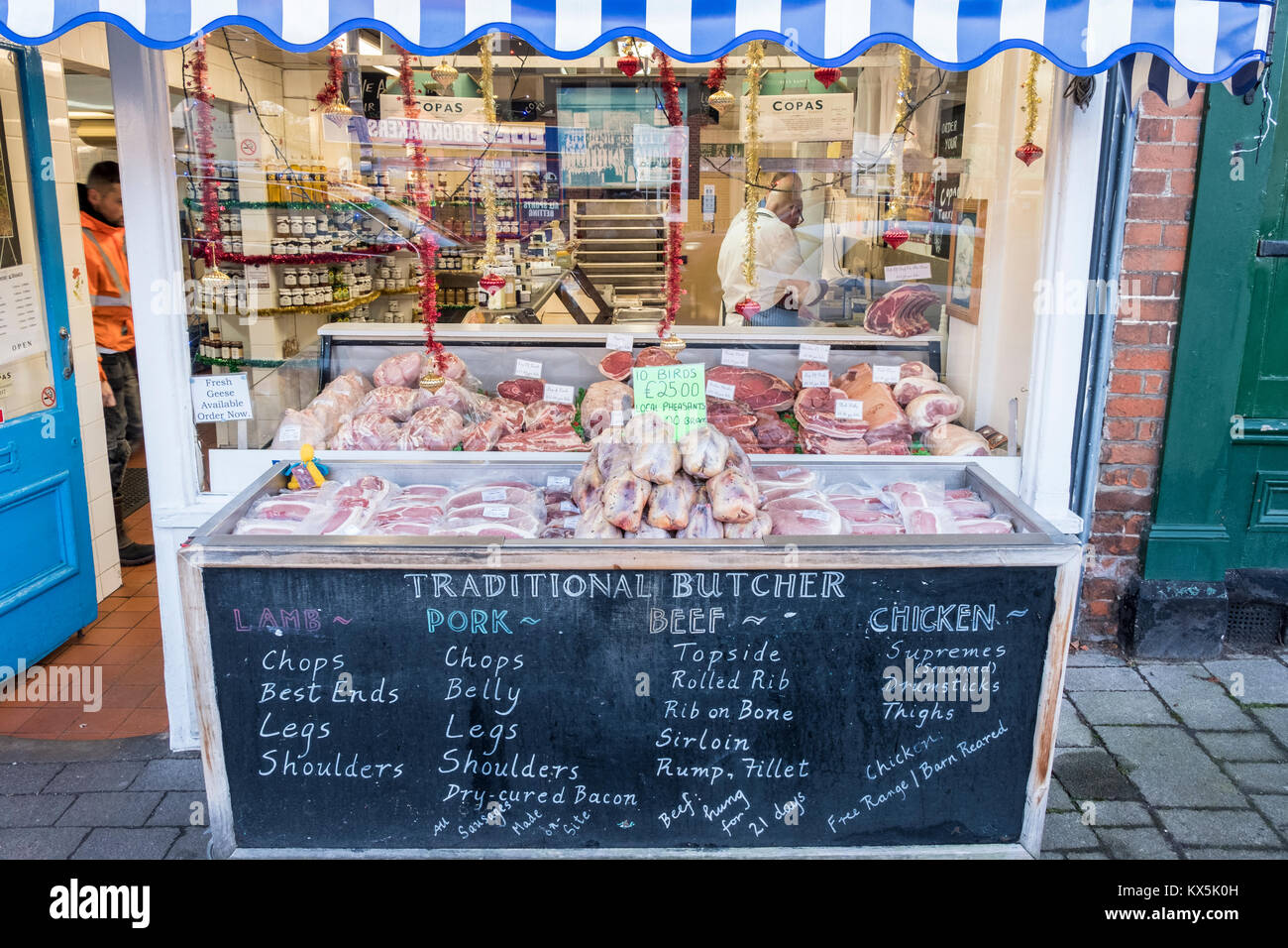 Tradizionale macelleria la finestra di visualizzazione con carni fresche per la vendita sul display. Hartley Wintney, Hart, Hampshire, Inghilterra, GB, Regno Unito Foto Stock