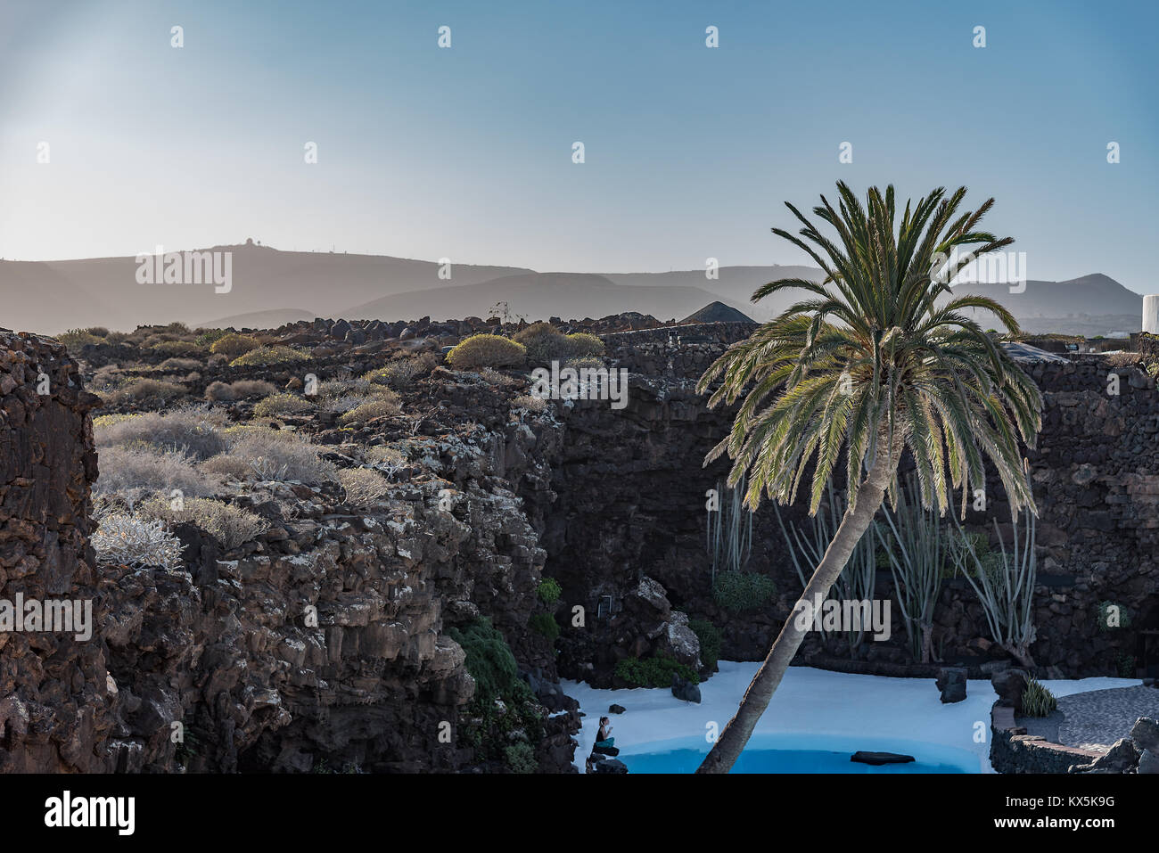 Der Blick von Jameos del Agua - ein von César Manrique gestaltetes Zentrum für Kunst und Kultur - über Lavafelder zu Vulkanen im Hintergrund Foto Stock