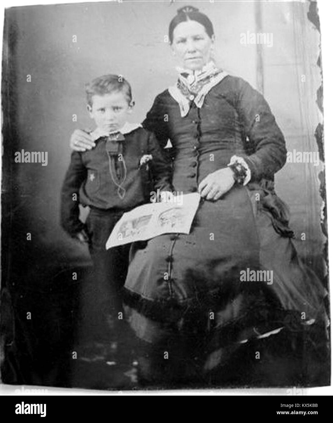 Wyatt Earp con sua madre Virginia Ann Cooksey Earp c. 1856. Foto Stock