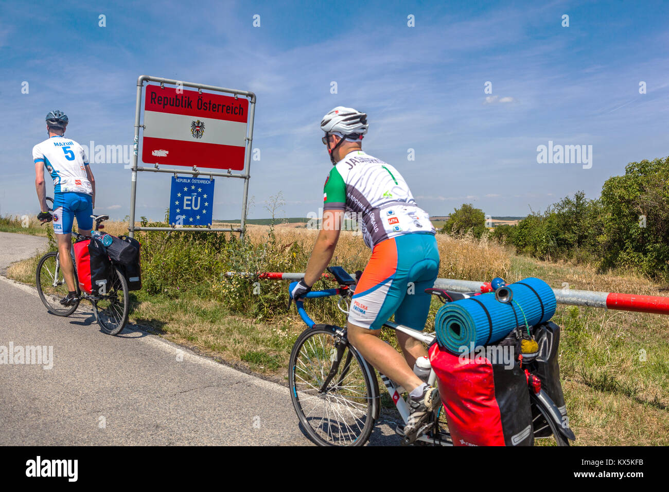 Ciclisti che attraversano la frontiera, Austria, Unione europea, Europa, ciclismo, ciclisti sulle biciclette, vacanze estive Foto Stock