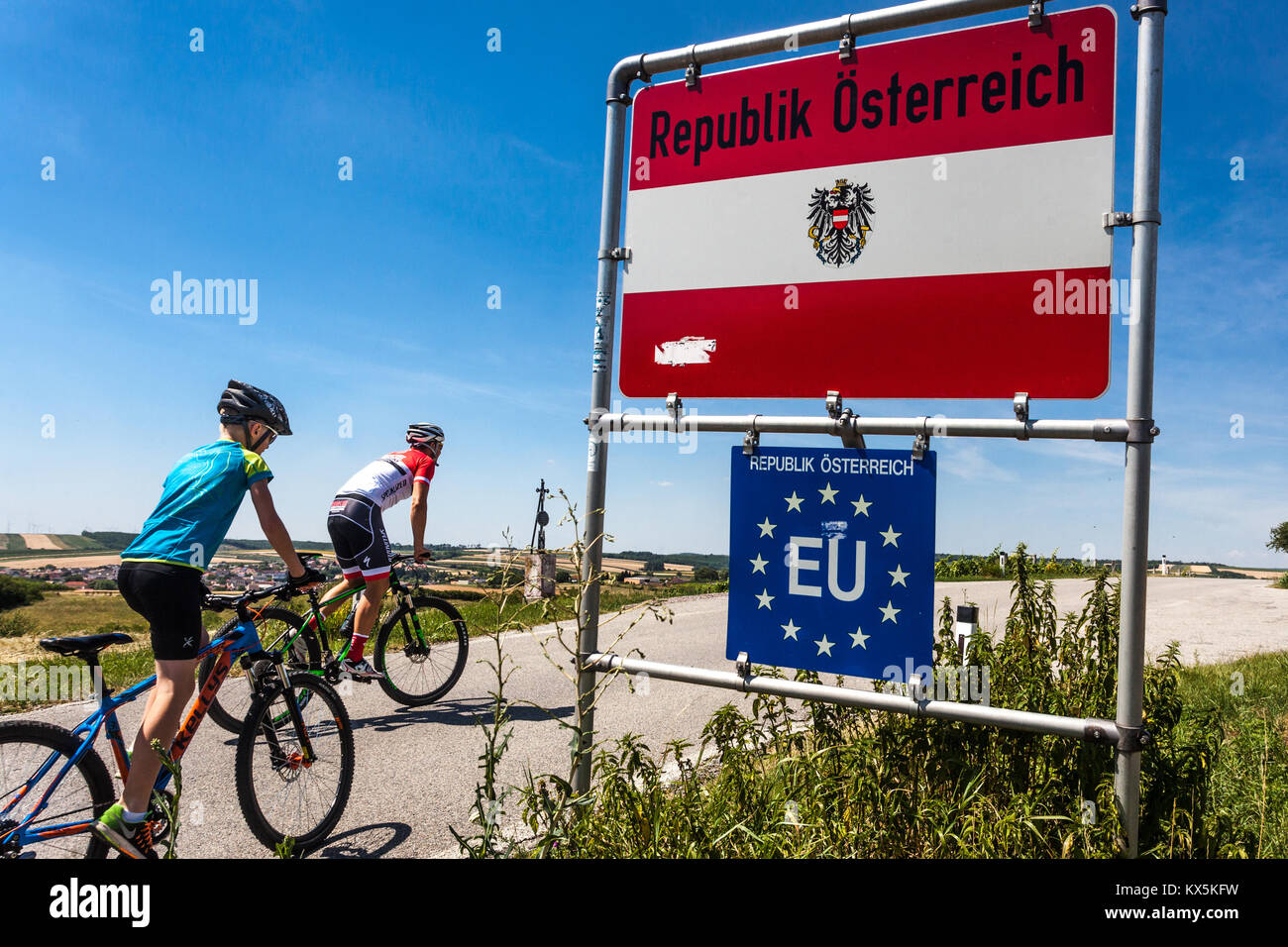Bikers valico border, Cycling Austria, Unione europea, Europa vacanza Foto Stock