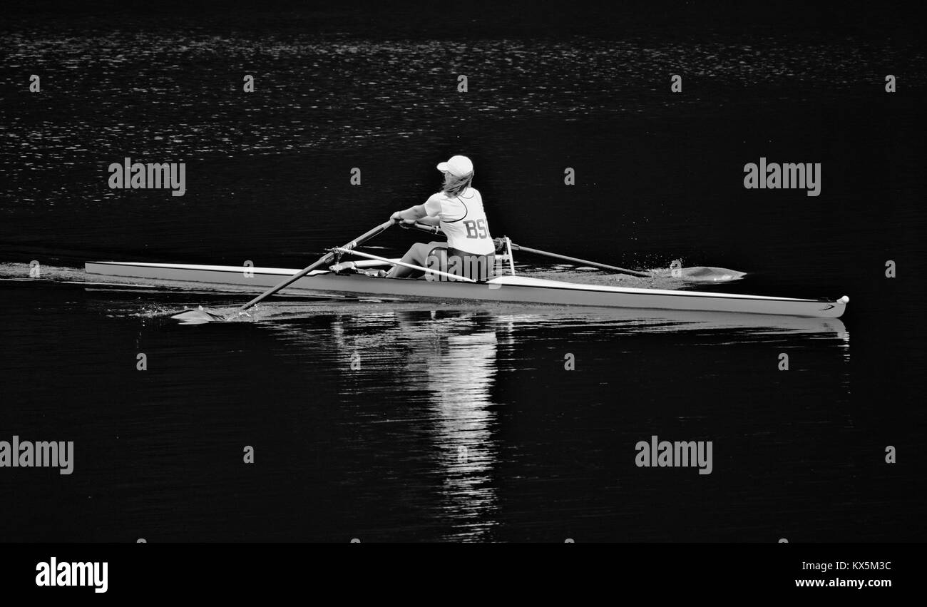 Bremen, Germania - Giugno 10th, 2017 - Donna canottaggio un skiff, riflessa nell'acqua al di sotto di Foto Stock