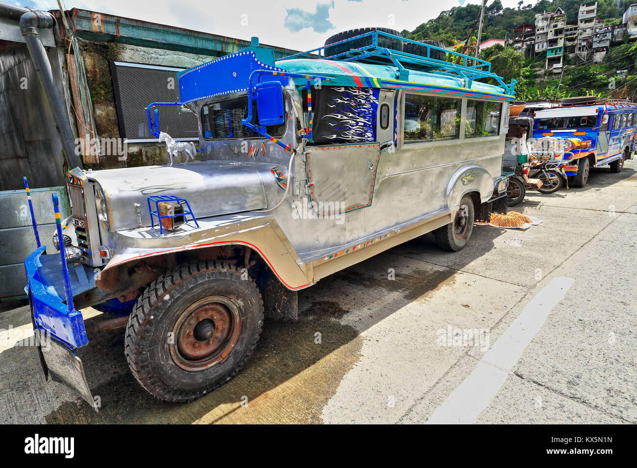 Filippino grigio-blu-dyipni jeepney auto. I mezzi di trasporto pubblico nella città di Banaue-originariamente costituito da US.military jeep lasciati da WW.II altere localmente Foto Stock