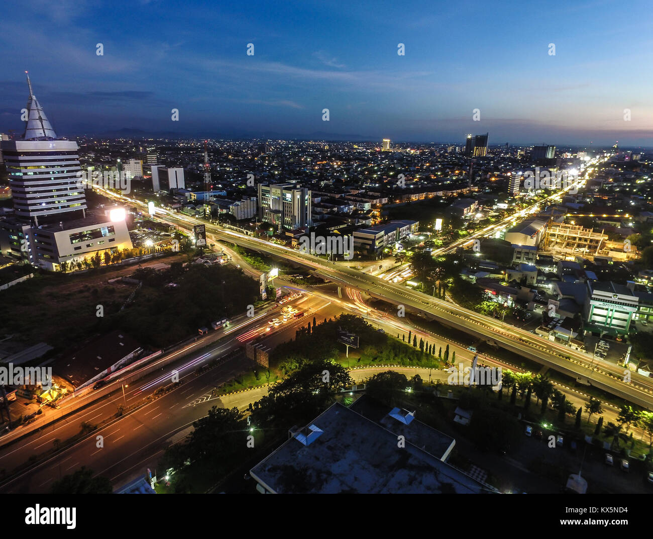 La città di Makassar appena un momento dopo il tramonto. Foto Stock