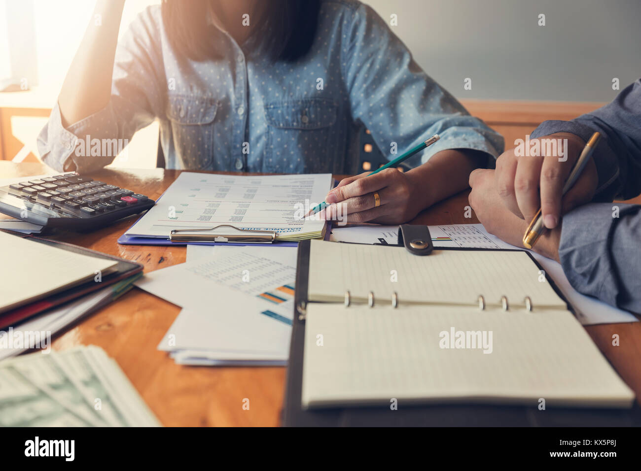 Affari e finanza concetto di ufficio di lavoro imprenditore, discutendo di vendita grafico analisi Foto Stock
