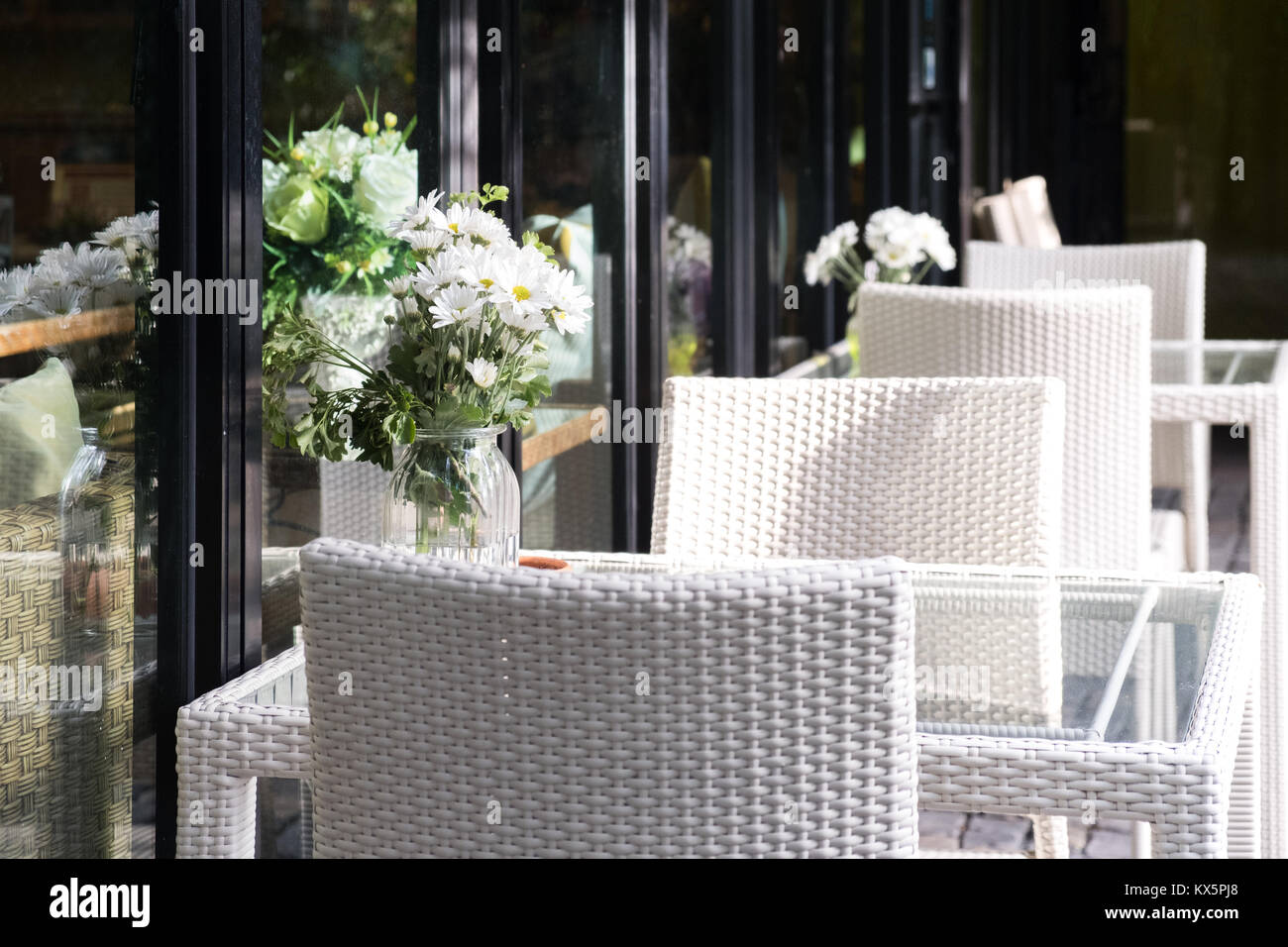 Caldo e accogliente tavola bianco e sedia, all'aperto, ristorante Foto Stock