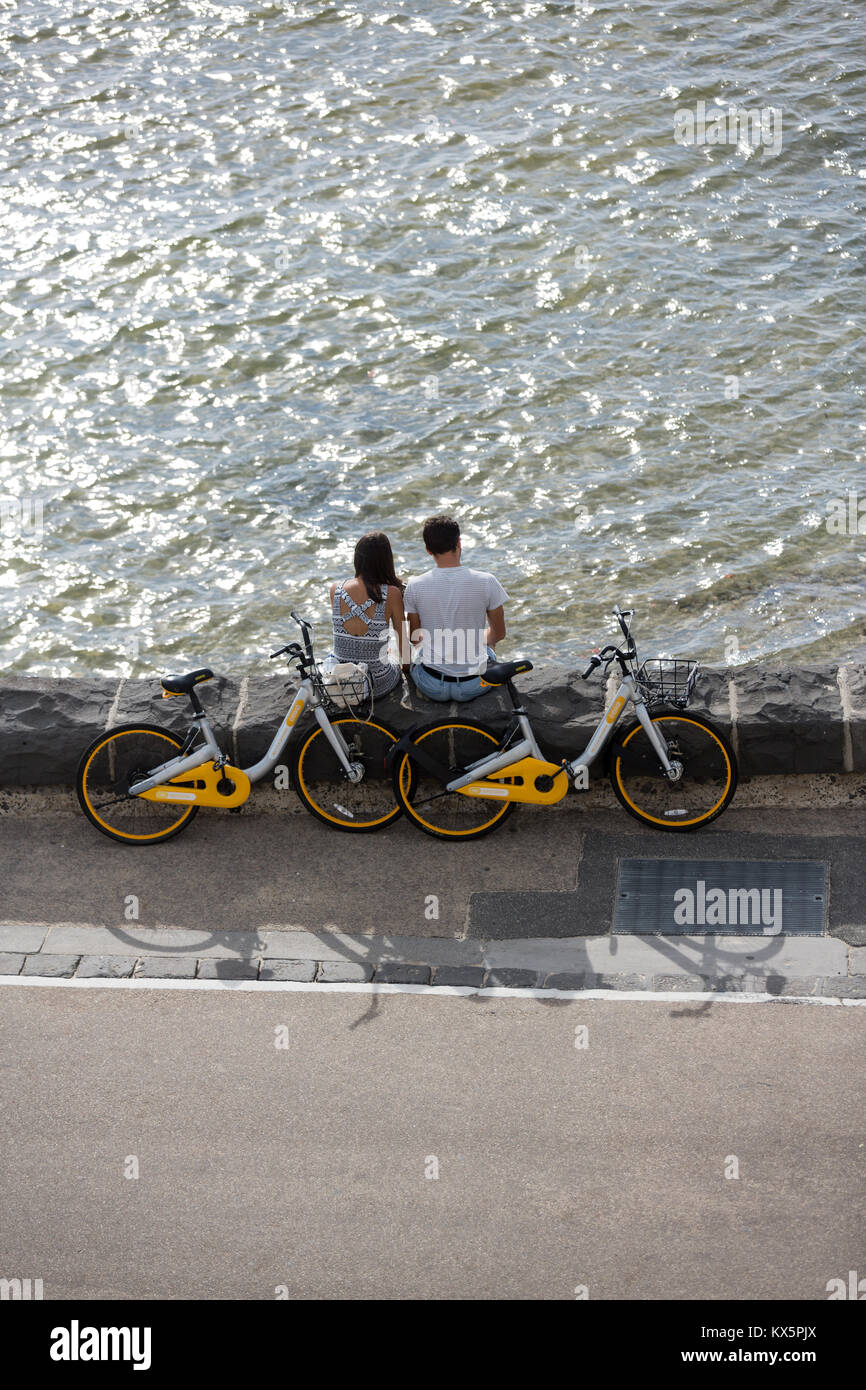 Maschio e femmina giovane con oBike sulla Port Phillip Bay Melbourne Foto Stock