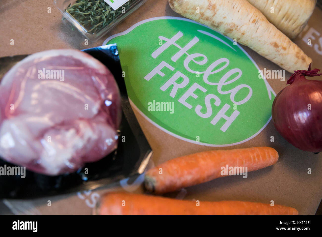 Il contenuto di un pasto HelloFresh kit di consegna come si vede il 3 gennaio 2018. Foto Stock