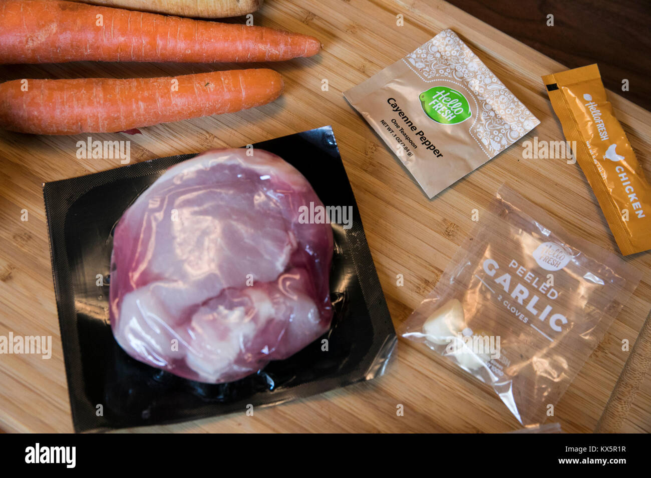 Il contenuto di un pasto HelloFresh kit di consegna come si vede il 3 gennaio 2018. Foto Stock