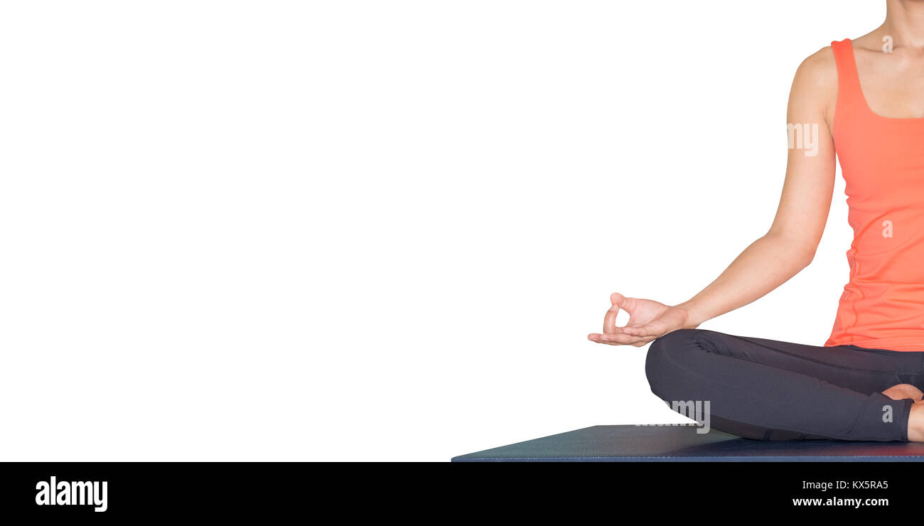 Chiudere fino a mani di maestro di yoga seduto facendo mano Mudra e medita isolato sfondo bianco.benessere e uno stile di vita sano,lasciano spazio per aggiunta di te Foto Stock