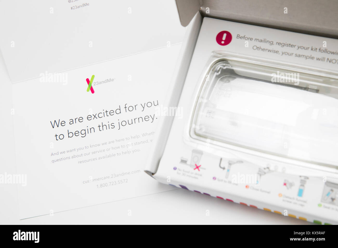 Il contenuto di una 23andMe test genetici kit come si vede il 3 gennaio 2018. Foto Stock
