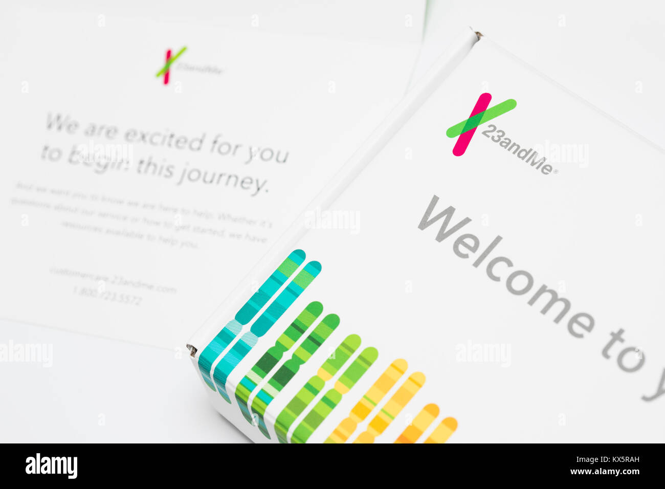 Il contenuto di una 23andMe test genetici kit come si vede il 3 gennaio 2018. Foto Stock