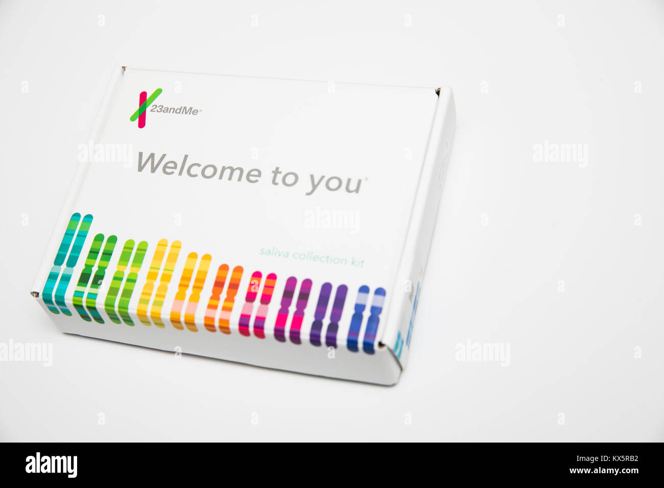 Il contenuto di una 23andMe test genetici kit come si vede il 3 gennaio 2018. Foto Stock