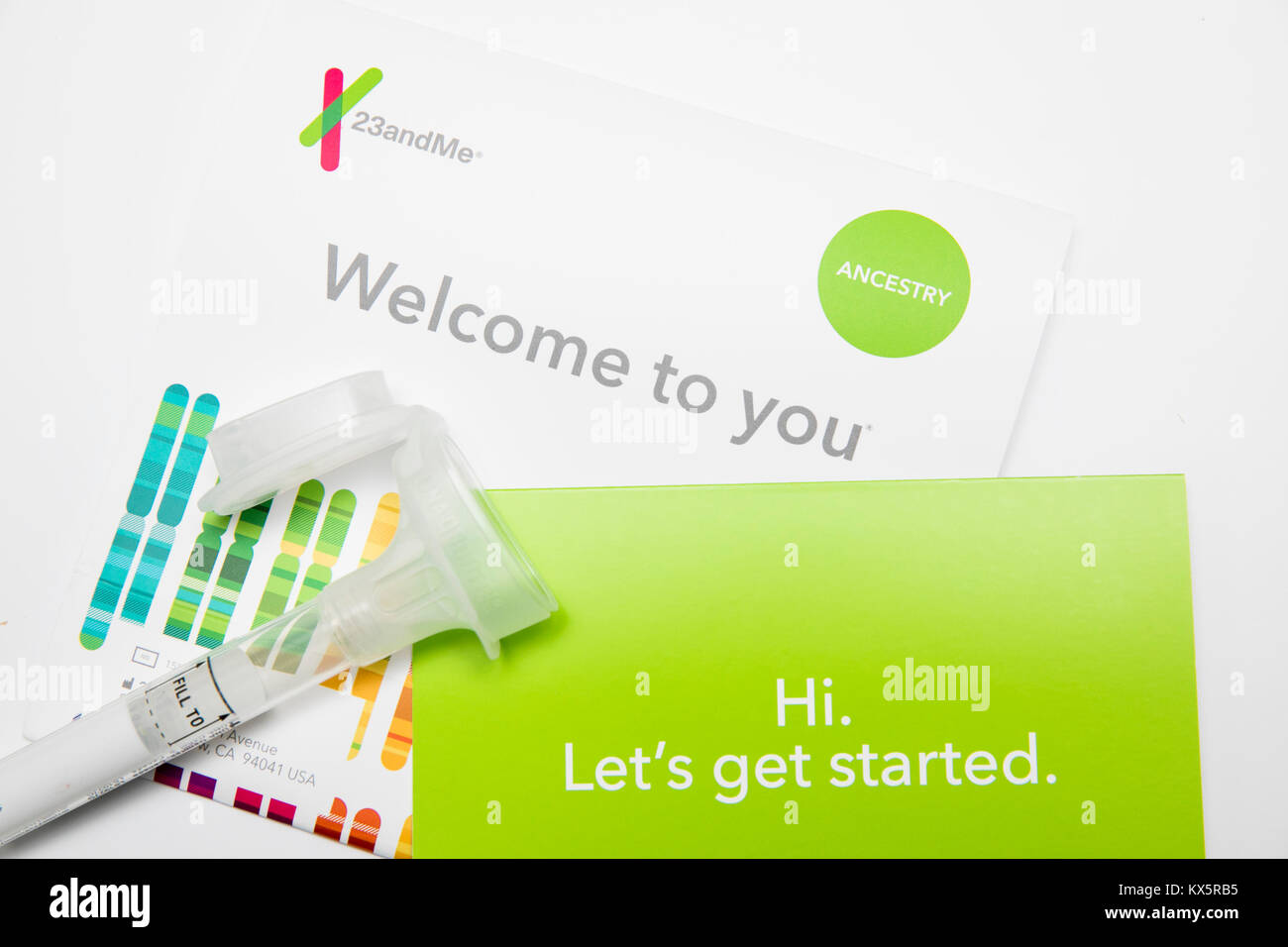 Il contenuto di una 23andMe test genetici kit come si vede il 3 gennaio 2018. Foto Stock