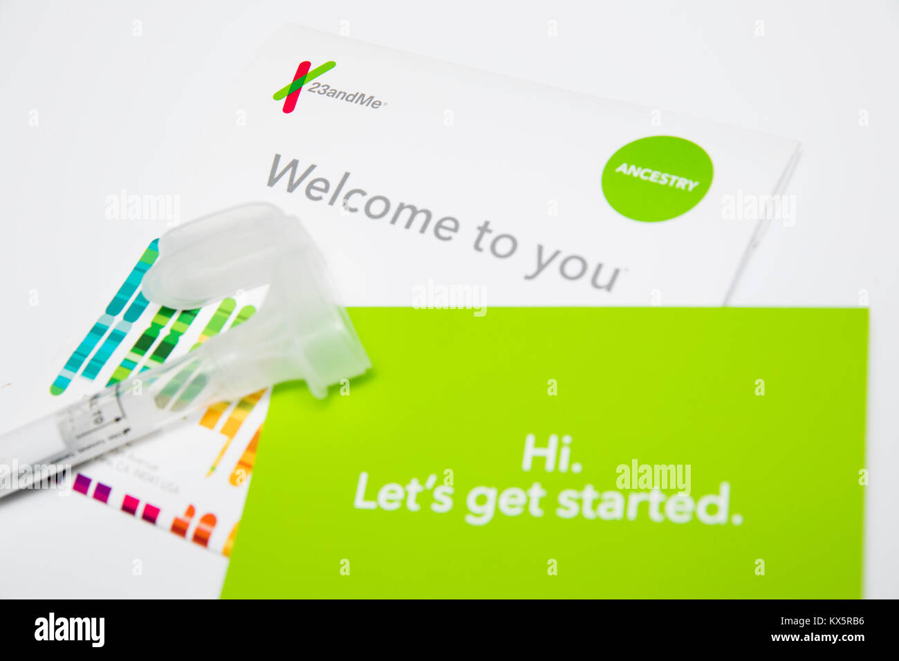 Il contenuto di una 23andMe test genetici kit come si vede il 3 gennaio 2018. Foto Stock