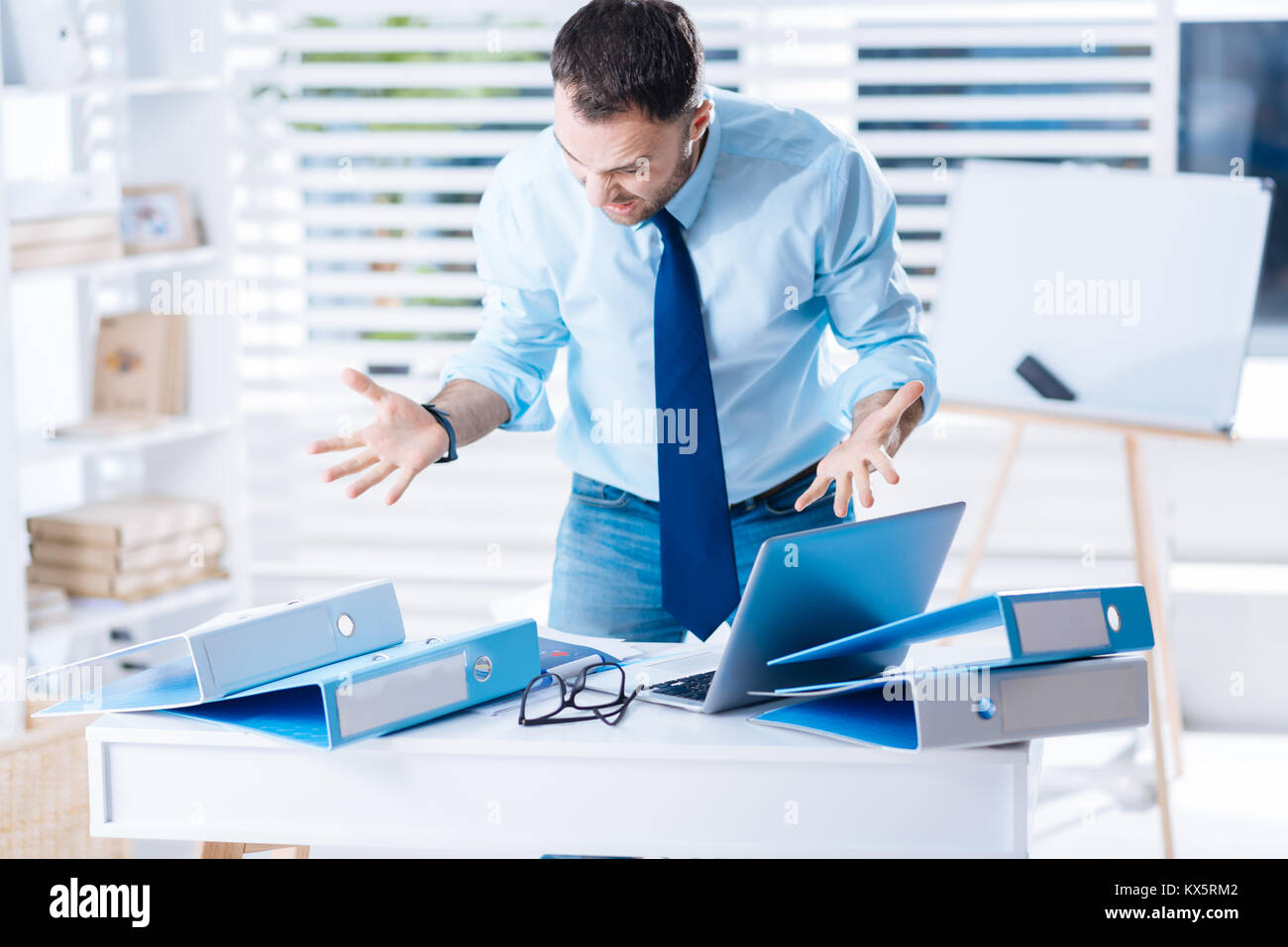 Respinto lavoratore emotivo esprimendo rabbia permanente, mentre nel suo ex ufficio Foto Stock