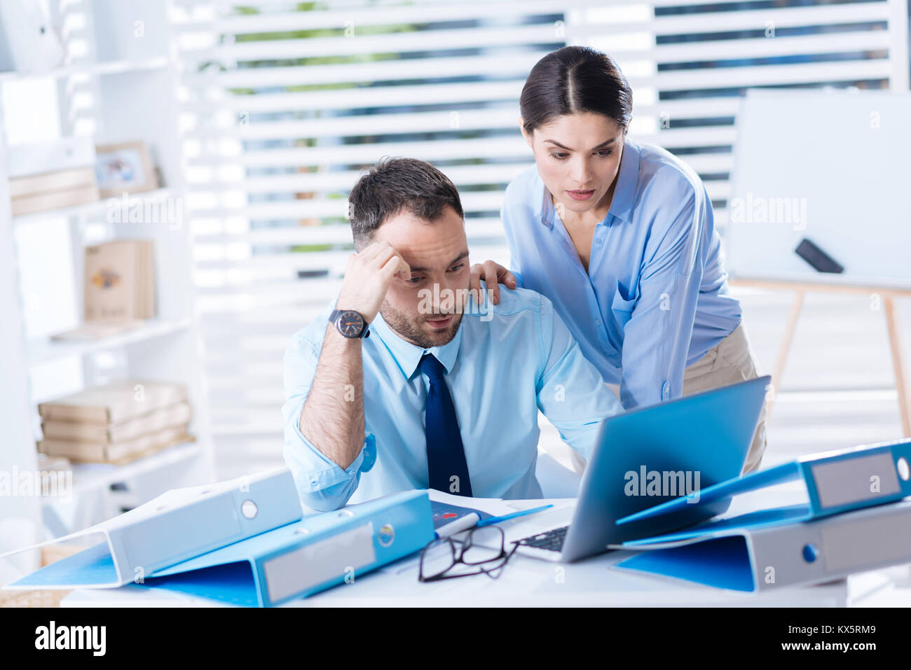 Smart attento donna aiutando il suo collega per affrontare un compito difficile Foto Stock