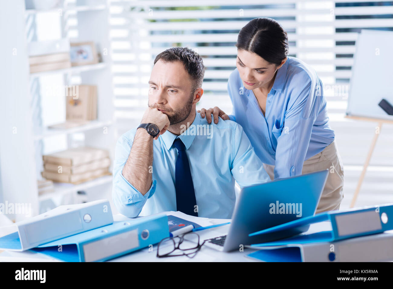 Sconvolto emotional man sensazione sostegno del suo tipo allegro collega Foto Stock