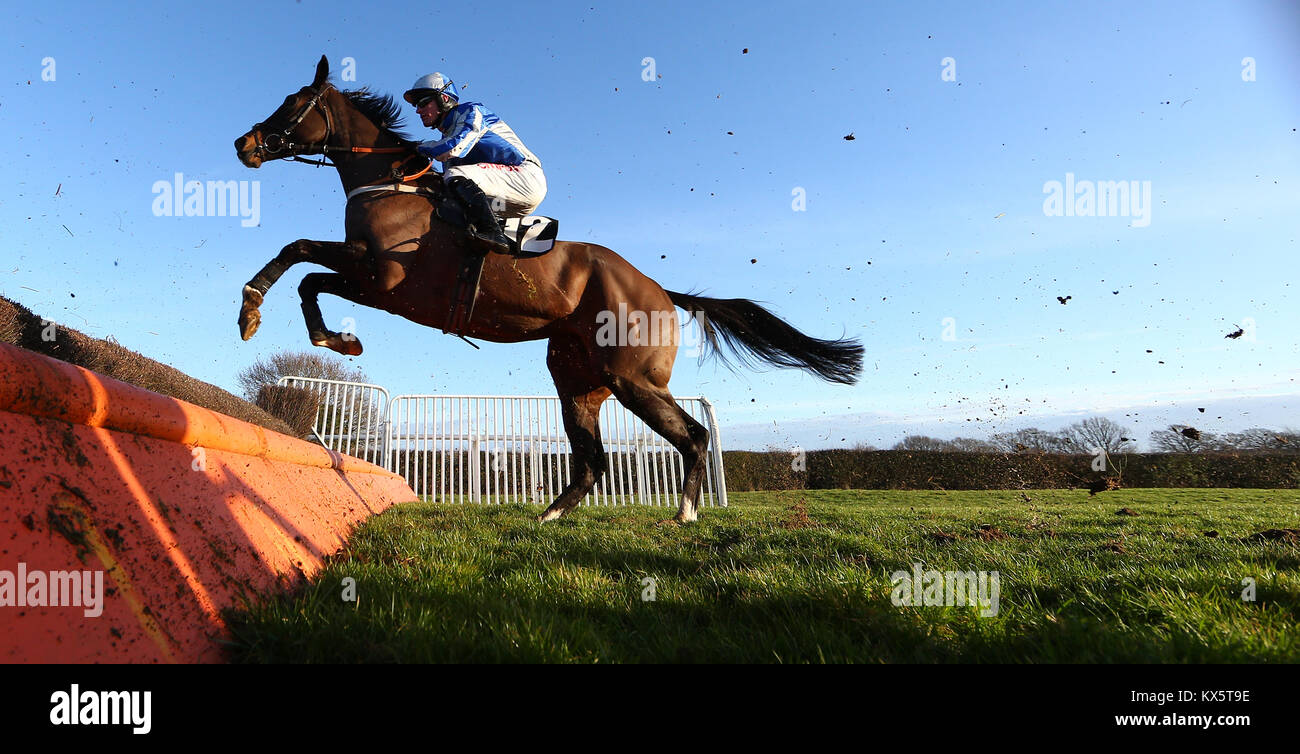 Nick Scholfield e mulino Bindon saltare il fosso aperto durante l'a gare Sussex National Handicap Chase a Plumpton Race Course - 07 Gen 2018 Foto Stock