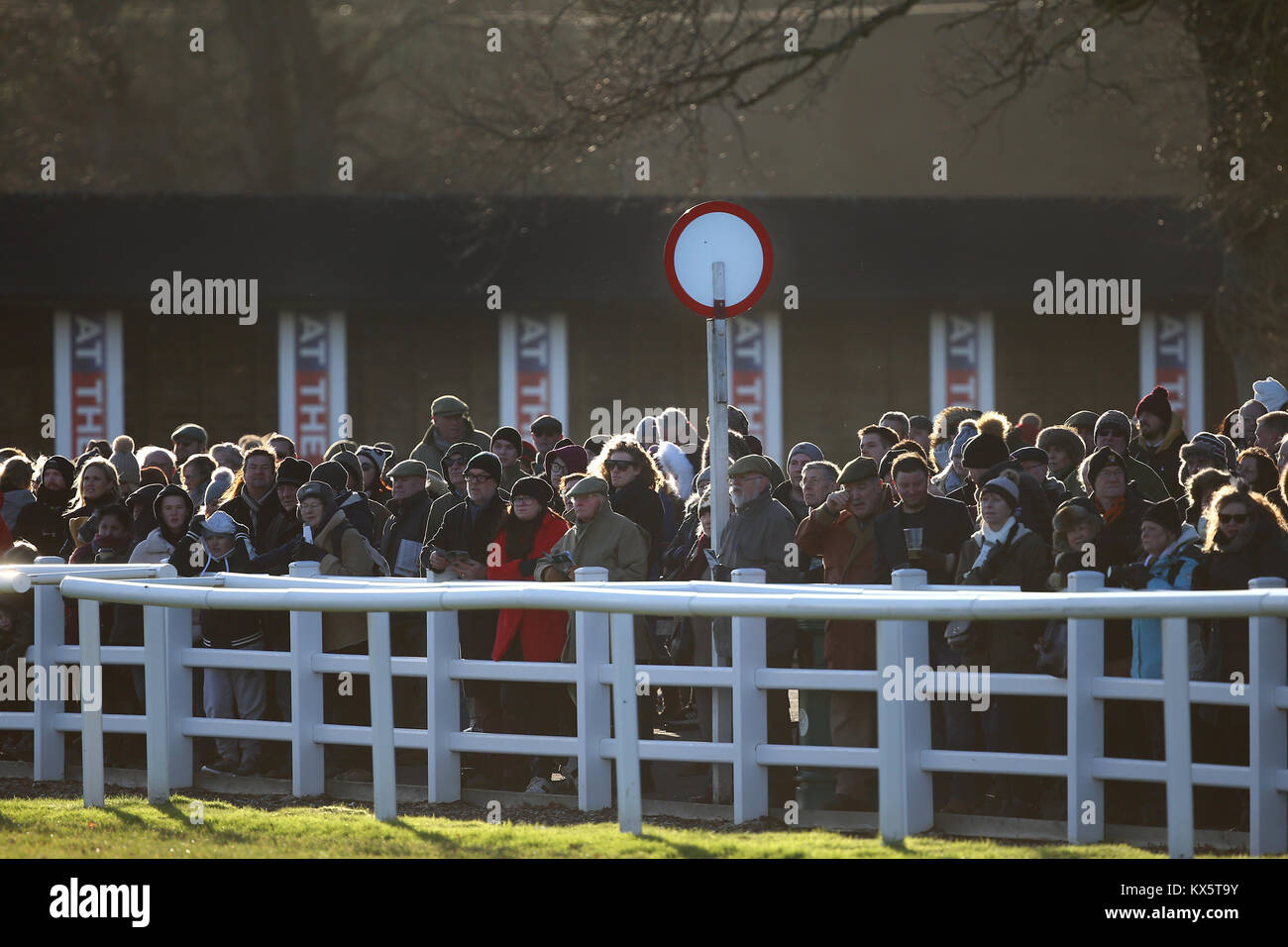 Spettatori al fine Post a Plumpton Race Course in SUSSEX REGNO UNITO. Foto Stock