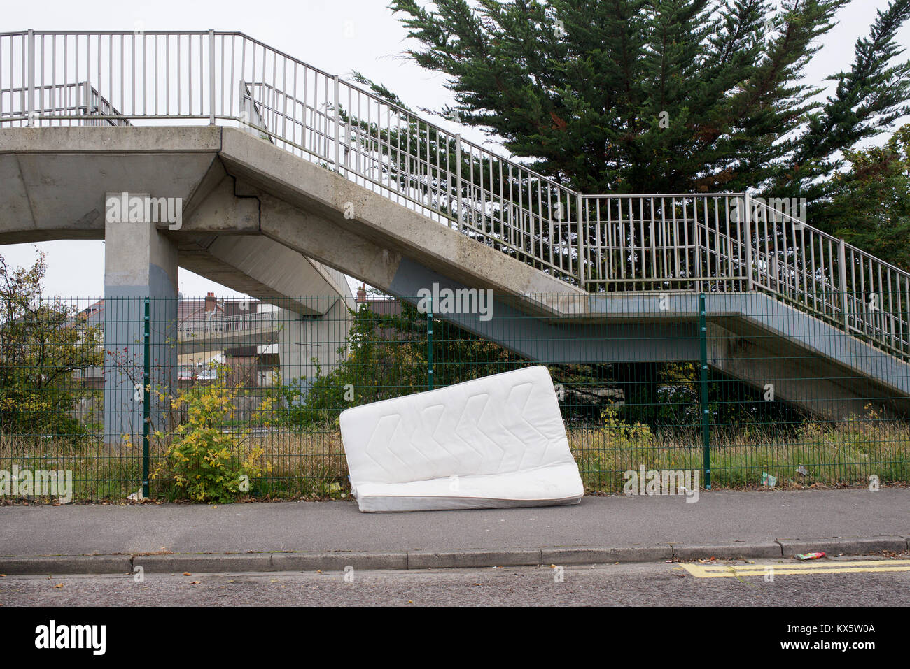 Materasso oggetto di dumping in strada Foto Stock