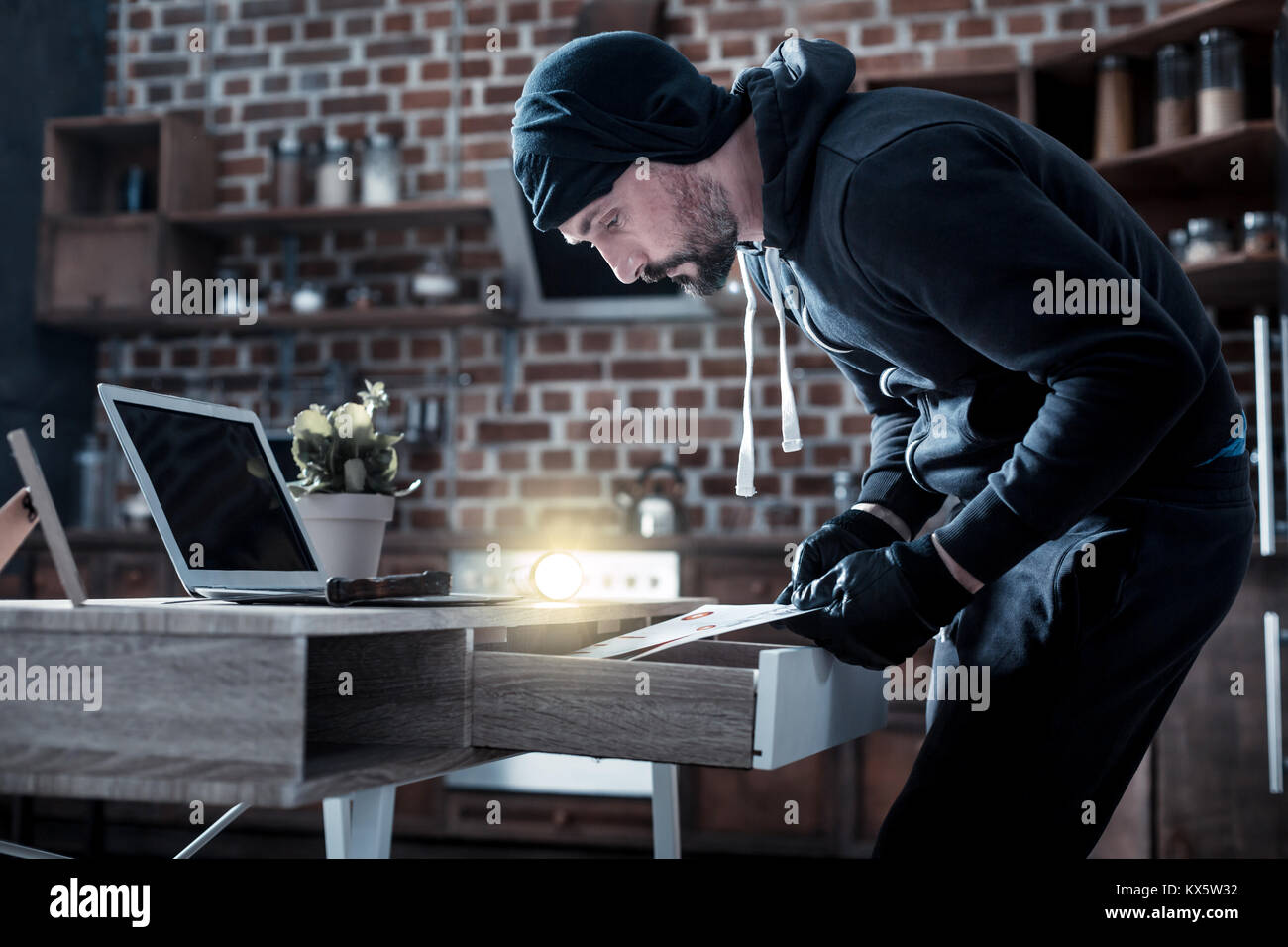 Abile scassinatore per trovare i documenti Foto Stock