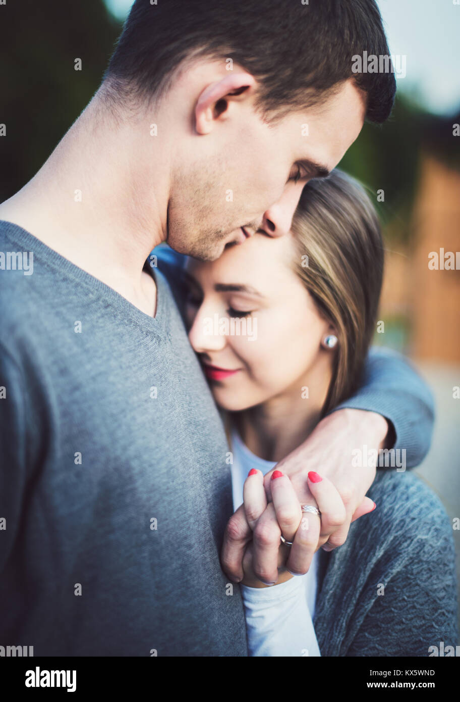 Felice coppia giovane in amore su una data avvolgente. Amare giovane romanticismo, felicità, vicinanza. Foto Stock