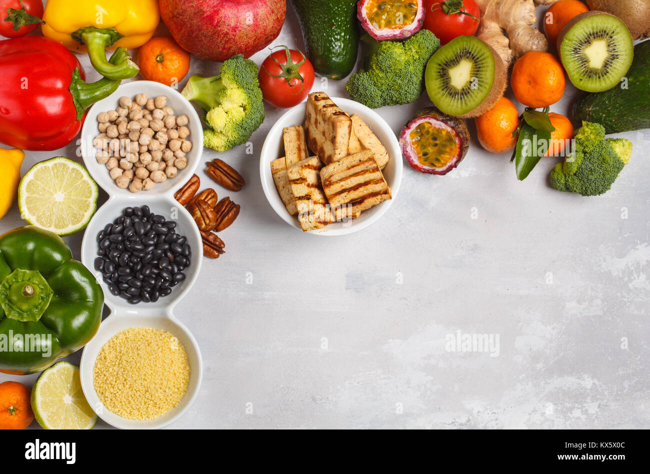 Sano cibo vegan concetto. Frutta Verdura sfondo. Ortaggi freschi, esotica e frutta di stagione, cereali, paste, i dadi e i fagioli per un vegetaria Foto Stock