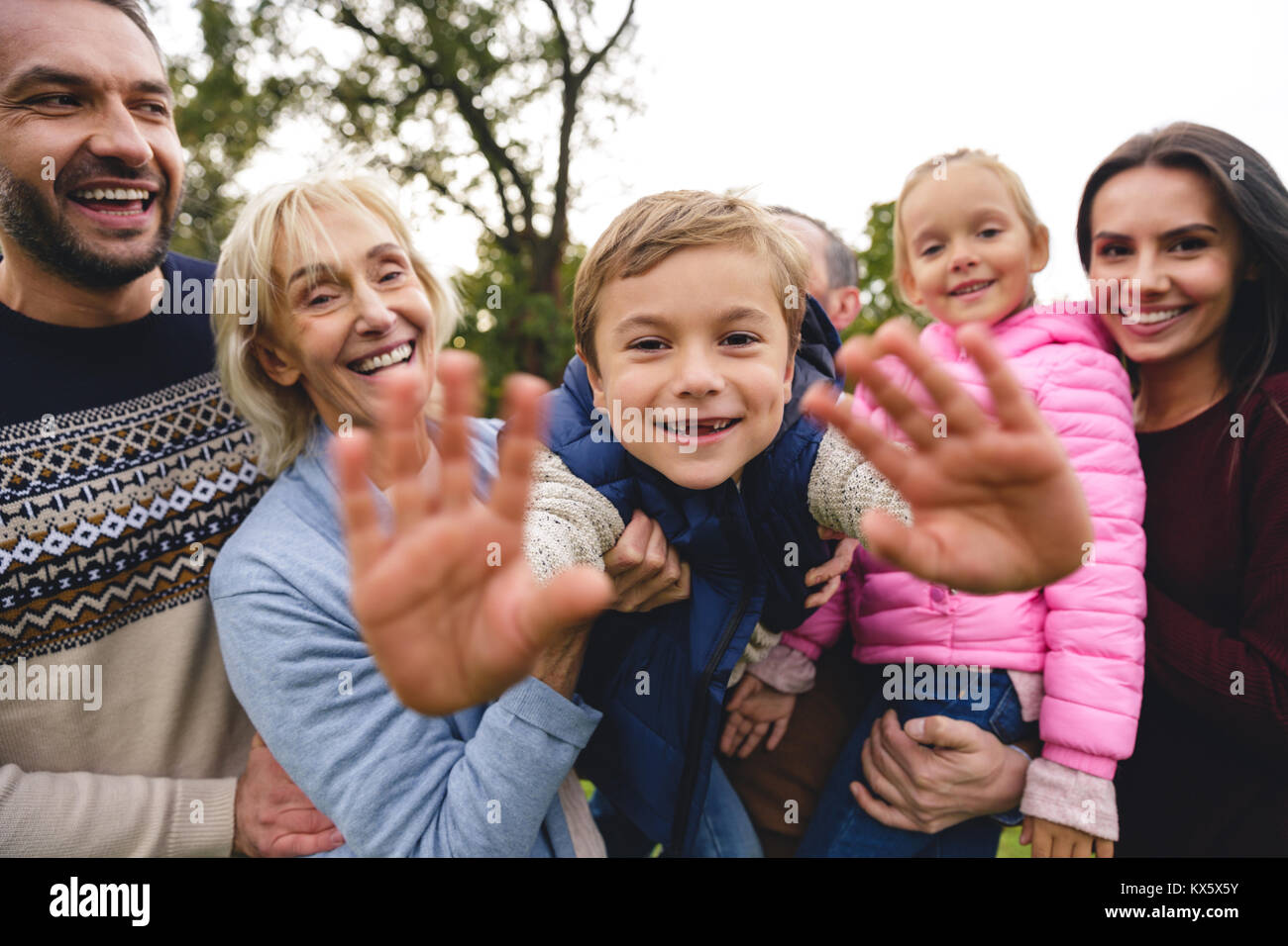 Grande famiglia allegra divertendosi insieme all'aperto Foto Stock