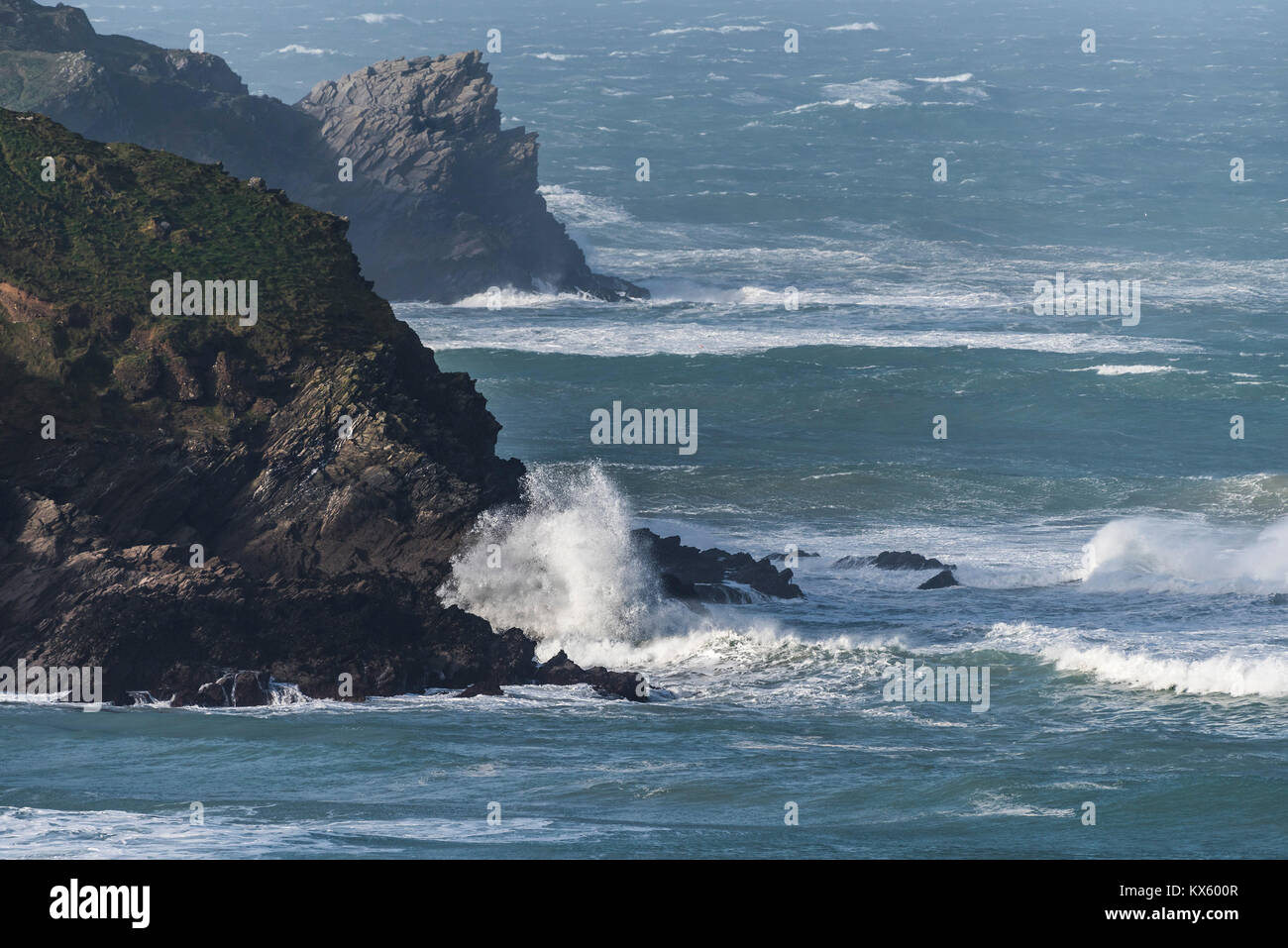 Mare mosso intorno promontori rocciosi di Newquay sulla North Cornwall Coast. Foto Stock
