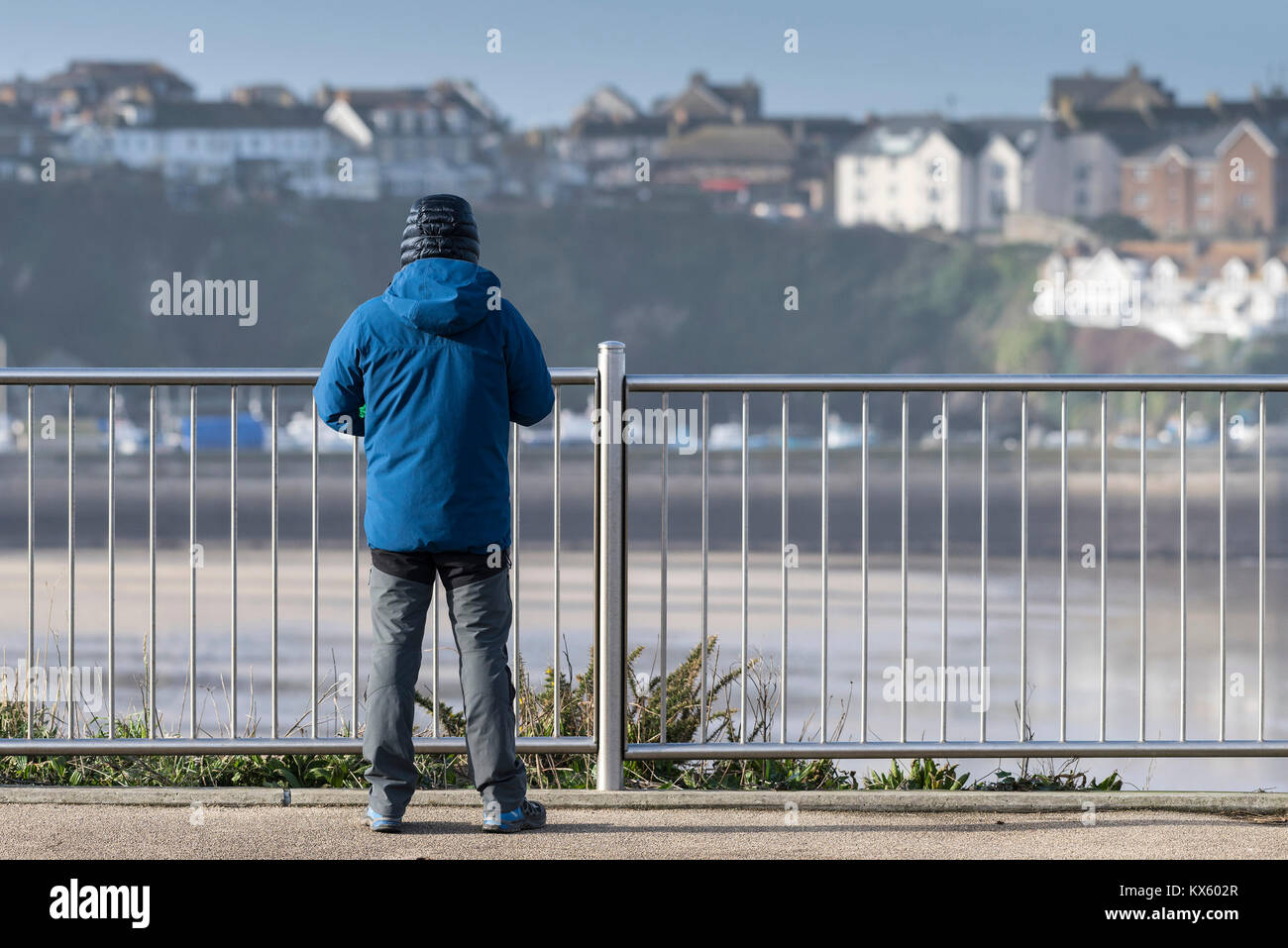 La vista posteriore di un uomo che indossa abiti caldi in condizioni climatiche molto fredde. Foto Stock