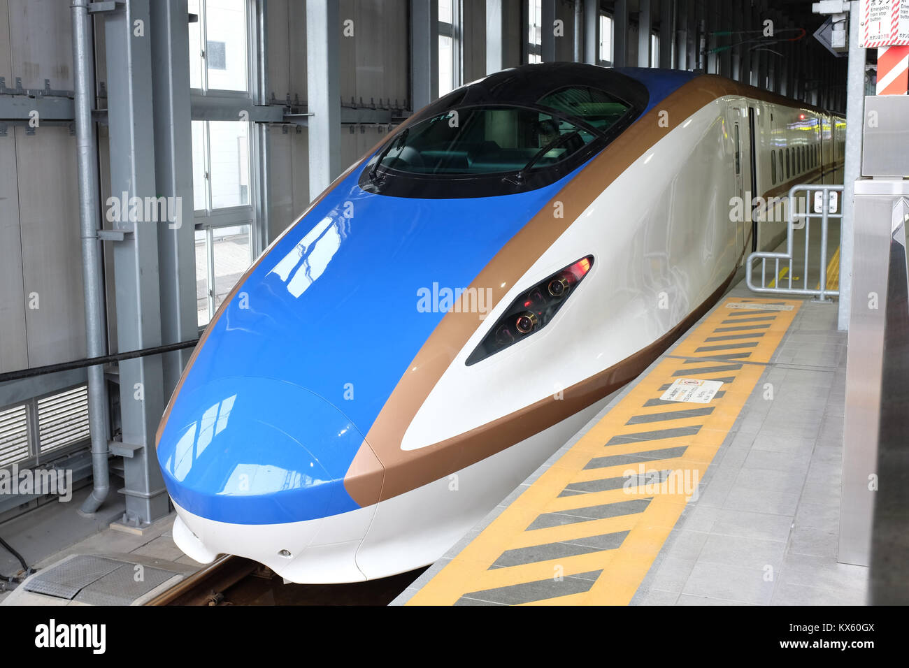 Un Hokuriku treno Shinkansen azionato da Oriente Giappone e ferroviarie ovest del Giappone, ferroviaria in esecuzione tra Tokyo e Kanazawa nella regione di Hokuriku del Giappone. Foto Stock