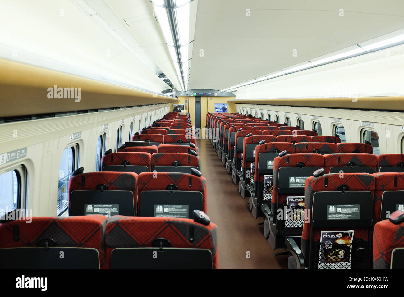 Un Hokuriku treno Shinkansen azionato da Oriente Giappone e ferroviarie ovest del Giappone, ferroviaria in esecuzione tra Tokyo e Kanazawa nella regione di Hokuriku del Giappone. Foto Stock