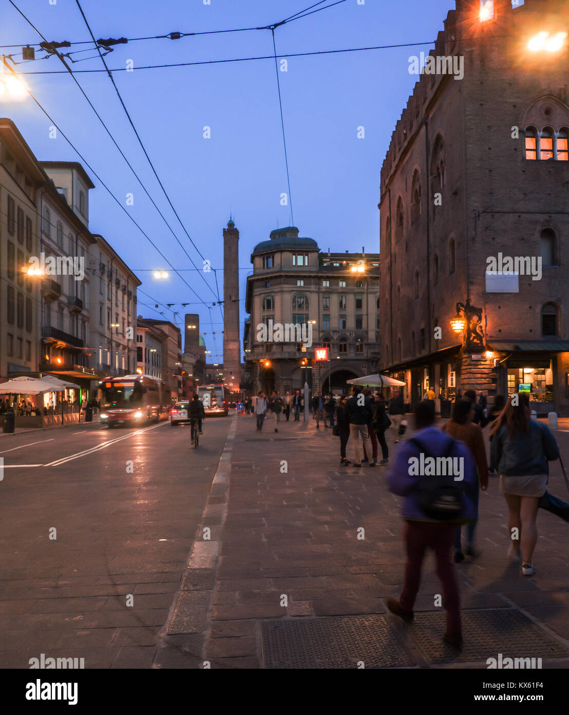 Vista notturna sul corso principale di Bologna, Italia, e sulle torri simbolo della città Foto Stock
