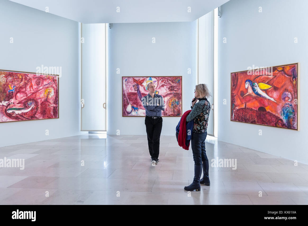 Le persone guardano a Marc Chagall la bibbia serie dipinti ad olio tra cui 'Song di canzoni iV' Musée National Marc Chagall, Nizza, Francia, Foto Stock