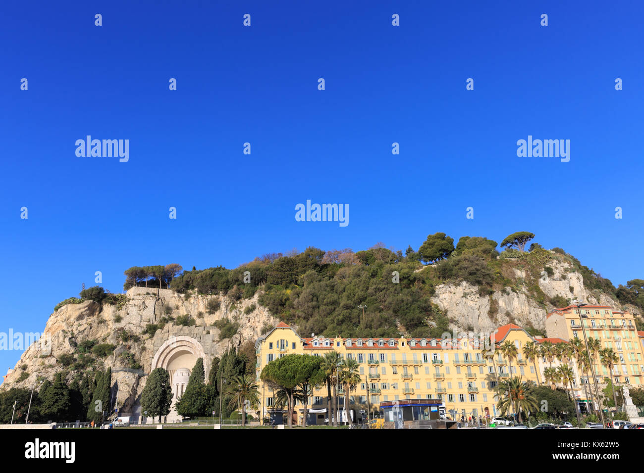 La Collina del Castello visto dal porto di Nizza in una limpida giornata di sole della Costa Azzurra e della Provenza, Francia Foto Stock