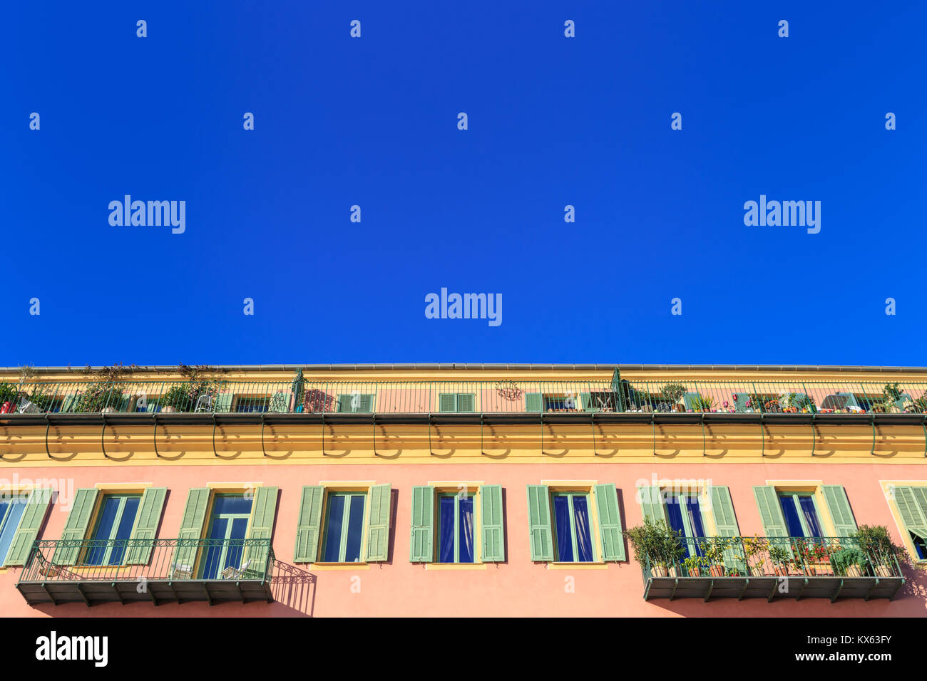 Francese tipica architettura mediterranea, la facciata esterna contro il profondo blu del cielo di Nizza Costa Azzurra, Francia Foto Stock