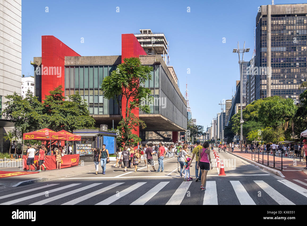 Paulista Avenue chiusa alle auto la domenica e il MASP (Sao Paulo Museum of Art) - Sao Paulo, Brasile Foto Stock