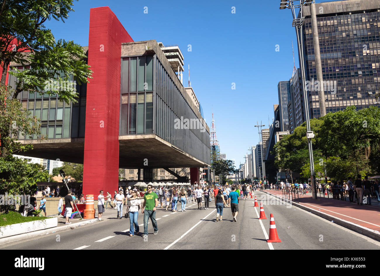Paulista Avenue chiusa alle auto la domenica e il MASP (Sao Paulo Museum of Art) - Sao Paulo, Brasile Foto Stock