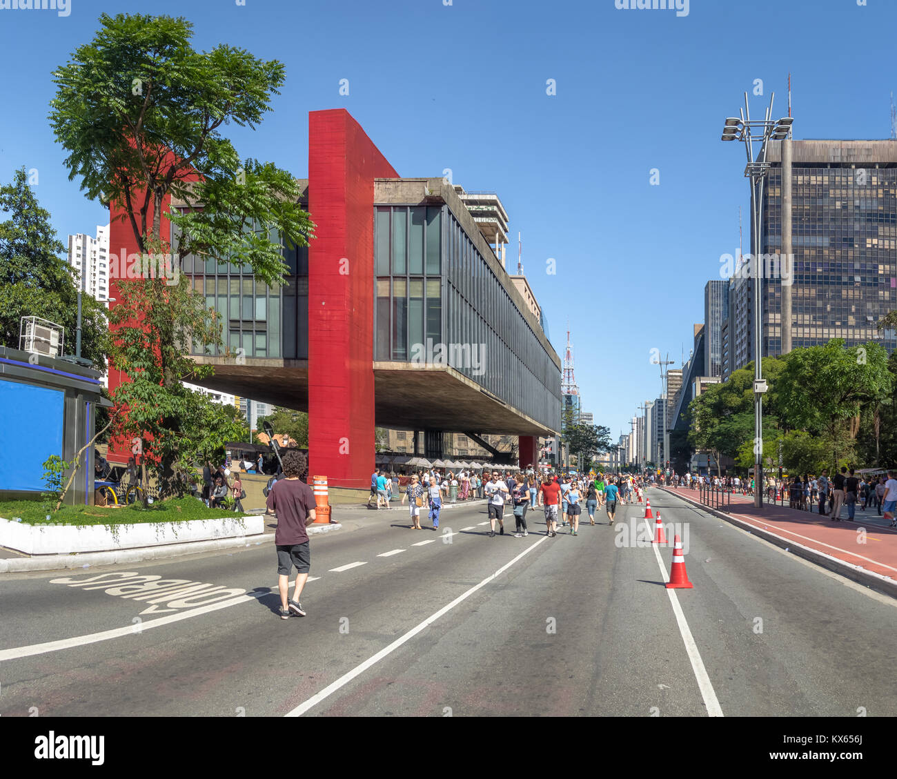 Paulista Avenue chiusa alle auto la domenica e il MASP (Sao Paulo Museum of Art) - Sao Paulo, Brasile Foto Stock