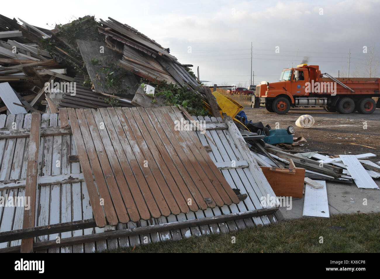 Utah Guardia Nazionale attivato per assistere Davis County con detriti il clean-up foto da 1LT Ryan Sutherland Mercier, Utah - governatore Gary Herbert attivato lo Utah la Guardia Nazionale per assistere Davis contea di risposta di emergenza con i detriti il clean-up dal vento forte tempesta che ha causato notevoli danni nella contea di Davis. Durante le operazioni, circa 200 persone, con 70 pezzi di attrezzature pesanti dall'ingegnere 1457th battaglione, 489th brigata battaglione di supporto, 204th manovra Brigata Enhancement, 115impresa di manutenzione, 151st Air Refuelling Wing e la loro unità tenant hanno sostenuto c Foto Stock