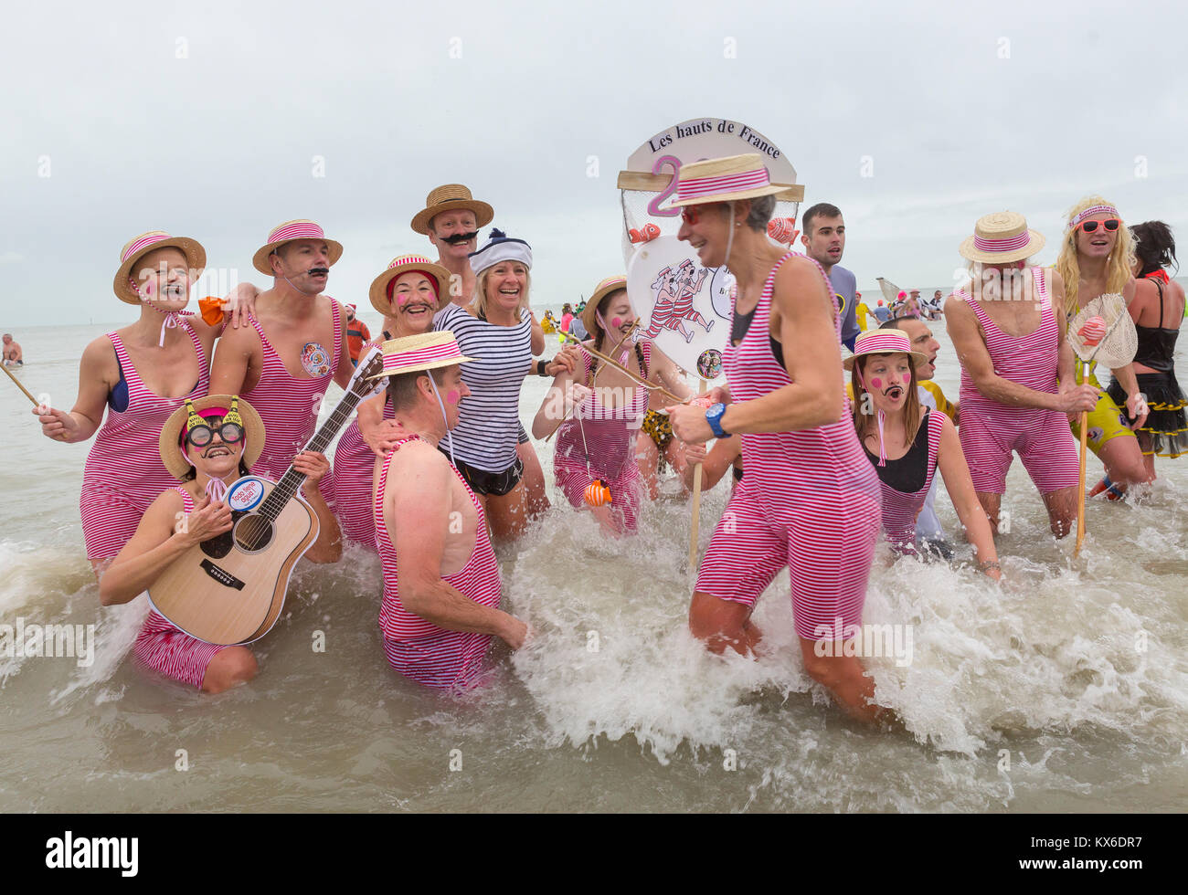Le persone che hanno preso parte al tradizionale "Bain de Givres' come parte del nuovo anno di celebrazioni su Gennaio 1, 2018 a Malo-Les-Bains beach in Dunkerque Foto Stock