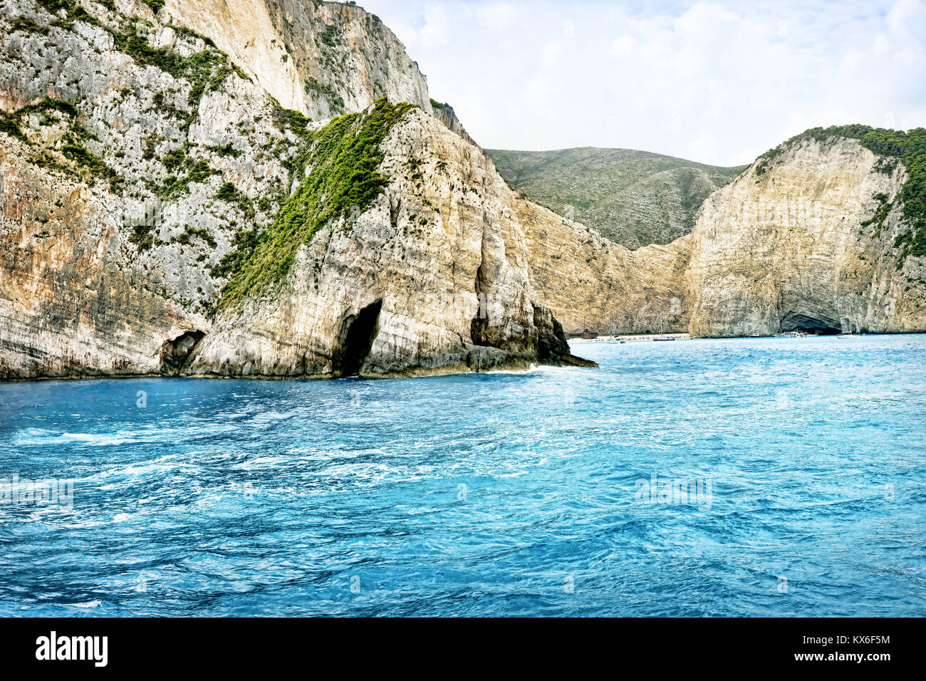 Paesaggio sul mare, le rocce, azure acqua e cielo molto nuvoloso Foto Stock