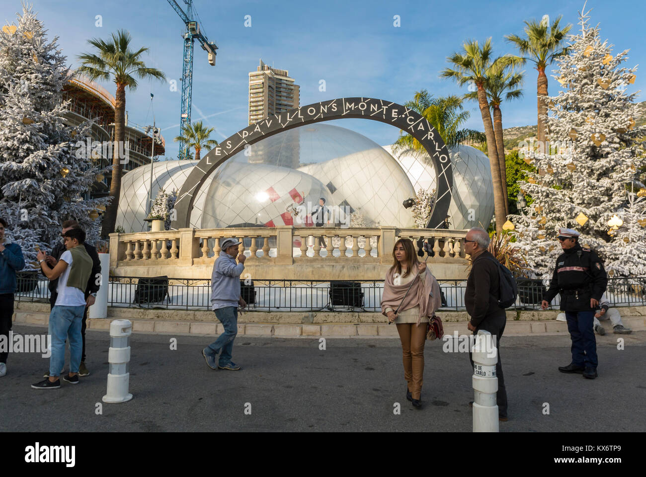 Monaco, Monte Carlo, Les Pavillions, negozi di lusso, centro commerciale, turisti cinesi in strada, shopping turismo moda, scena di strada Foto Stock