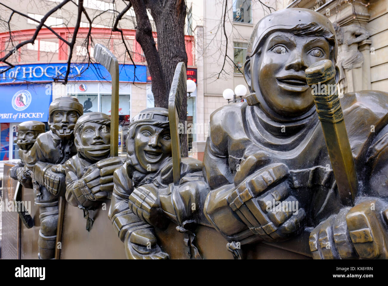 Close-up del nostro gioco, scultura in bronzo di artista canadese Edie Parker, anteriore di Toronto Hockey Hall of Fame Museum, centro di Toronto, Ontario, Canada. Foto Stock