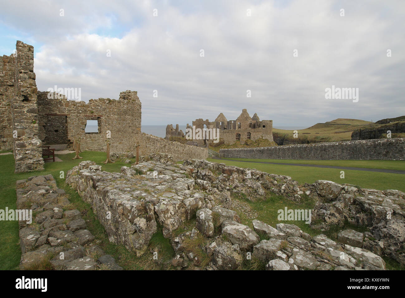 Rovine medievali di Dunluce Castle sulla costa nord dell'Irlanda del Nord. Il castello era la posizione per la casa di Grayjoy nel gioco di troni. Foto Stock