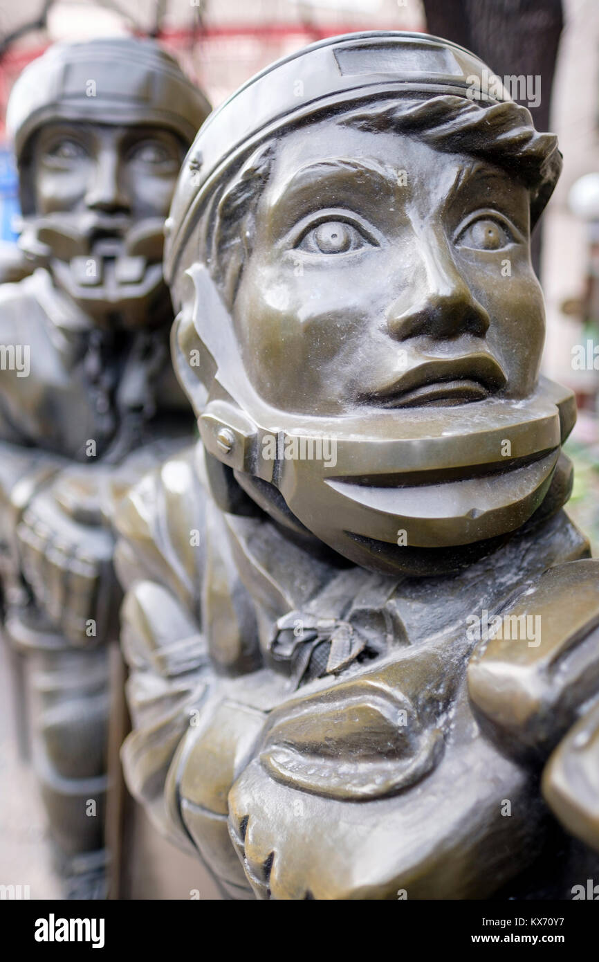 Close-up del nostro gioco, scultura in bronzo di artista canadese Edie Parker, Toronto Hockey Hall of Fame Museum, centro di Toronto, Ontario, Canada. Foto Stock