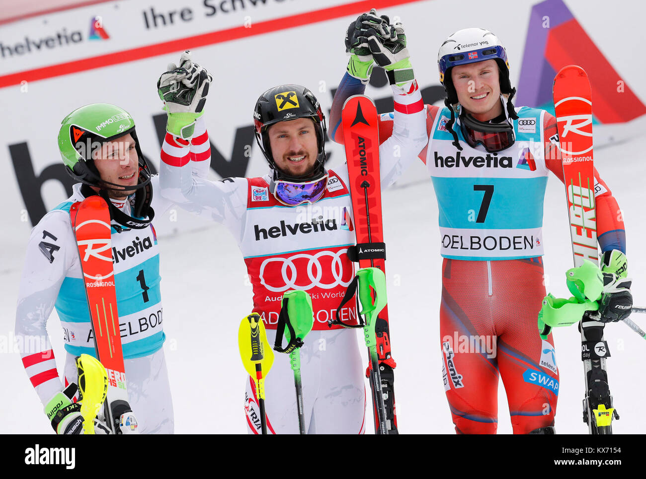 Adelboden, Svizzera. Il 7 gennaio, 2018. Michael Matt di Austria, Marcel Hirscher di Austria e Henrik Kristoffersen di Norvegia (da L a R) celebrare dopo la seconda esecuzione di slalom speciale maschile alla FIS Coppa del Mondo di Sci Alpino in gara Adelboden, Svizzera, 7 gennaio 2018. Credito: Ruben Sprich/Xinhua/Alamy Live News Foto Stock