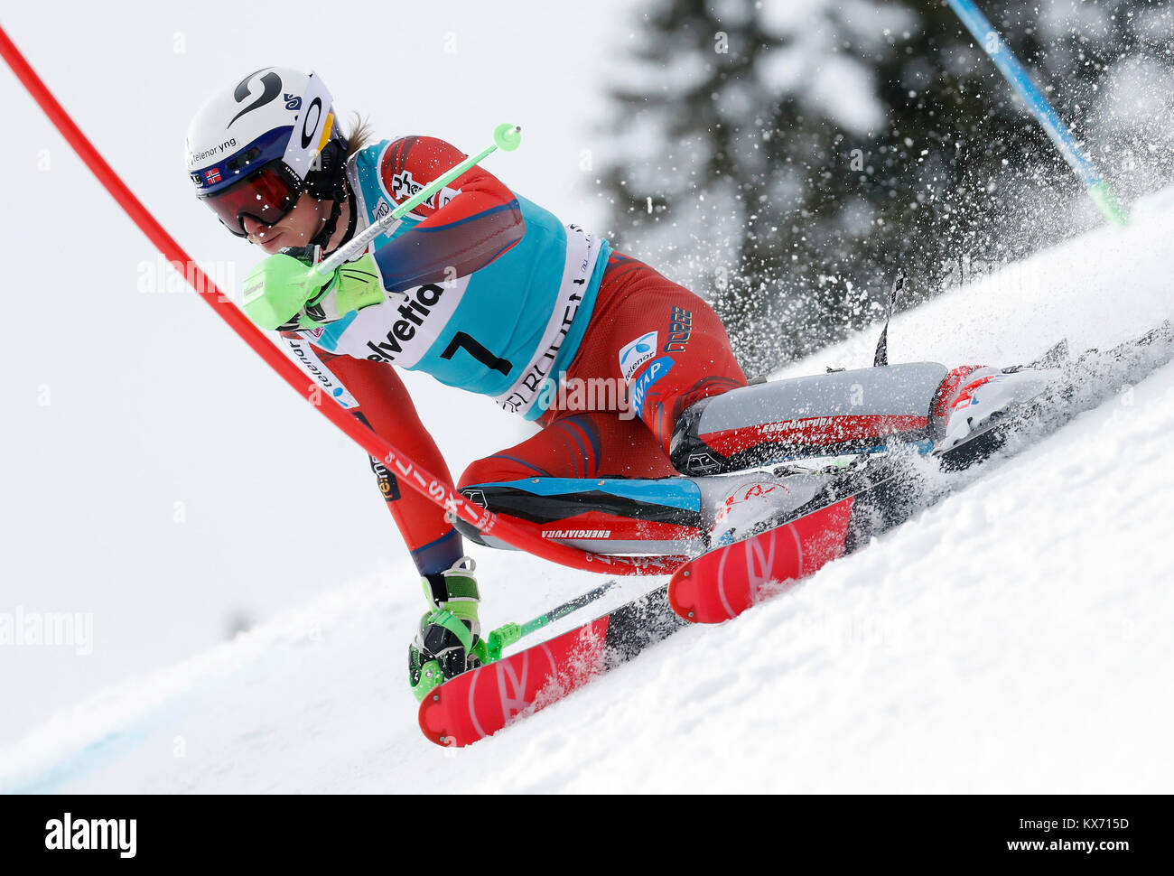Adelboden, Svizzera. Il 7 gennaio, 2018. Henrik Kristoffersen della Norvegia si cancella un cancello durante la prima esecuzione di slalom speciale maschile alla FIS Coppa del Mondo di Sci Alpino in gara Adelboden, Svizzera, 7 gennaio 2018. Henrik Kristoffersen ha colto il terzo posto con 1:51.10 in totale. Credito: Ruben Sprich/Xinhua/Alamy Live News Foto Stock